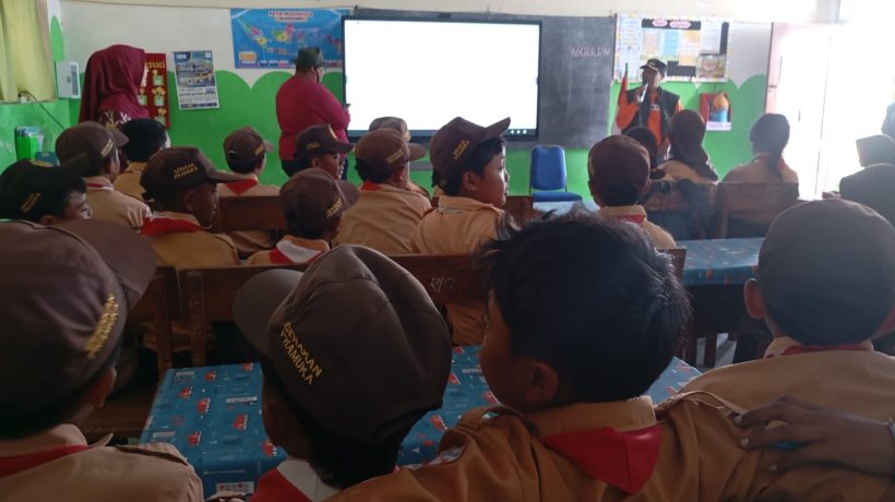 Peringati HKN 2026, Siswa SDN Ngadirejo I Tutur Gembleng Kesiapsiagaan Lewat Simulasi Gempa Bumi