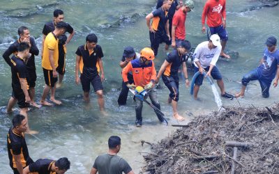 Gerakan Indonesia ASRI : Polres Ngawi Bersihkan Aliran Sungai di Jembatan Purba