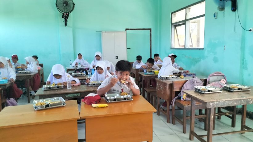 SDN Kalipang 1 Sambut Program Makan Bergizi Gratis Perdana dari SPPG Gratitunon I