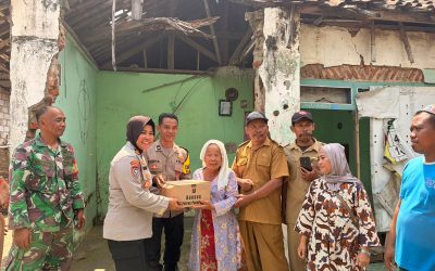 Sentuhan Humanis Polres Pasuruan: Sat Binmas Salurkan Bansos Door to Door di Pasrepan
