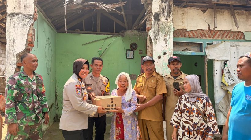 Sentuhan Humanis Polres Pasuruan: Sat Binmas Salurkan Bansos Door to Door di Pasrepan