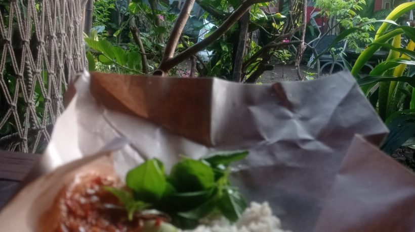 Nikmat Tak Harus Mahal! Nasi Bungkus Lemak Rp5.000 di Galeri Cafe Bangil, Sarapan Syahdu ala Nuansa Bali
