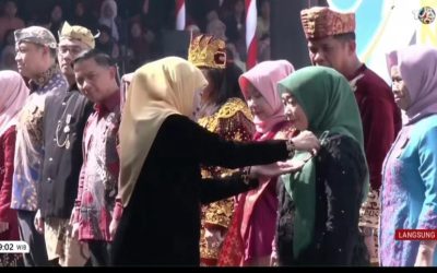 Kepala SMKN 1 Purwosari, Dr. Hj. Nining Faridah, M.Si Raih Penghargaan Lencana Jer Basuki Mawa Beya di Hardiknas 2026