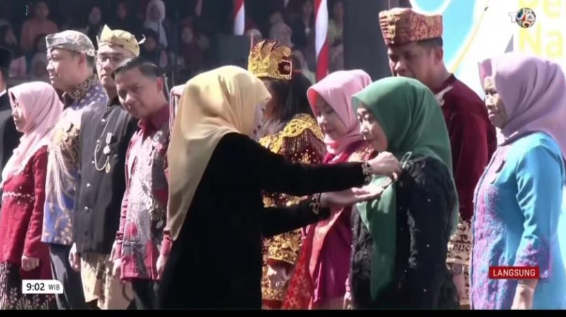 Kepala SMKN 1 Purwosari, Dr. Hj. Nining Faridah, M.Si Raih Penghargaan Lencana Jer Basuki Mawa Beya di Hardiknas 2026