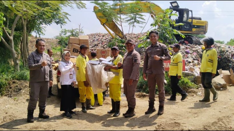 Tegakkan Hukum dan Lindungi Negara, Kejari Magetan Musnahkan 960 Ribu Rokok Ilegal dengan Ekskavator