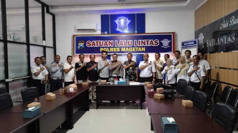 Jaga Kebersihan Sirkuit, DLHP Magetan Gandeng KSM Sukowinangun All Out Support Drag Bike Bhayangkara Cup Ke-80