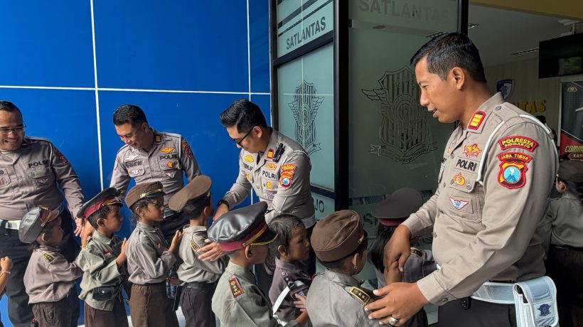 Polisi Sahabat Anak : Polresta Sidoarjo Edukasi Tertib Lalu Lintas Sejak Dini