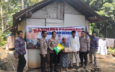 Kapolres Pasuruan Blusukan Salurkan Bantuan Sosial ke Warga Kurang Mampu di Pasrepan