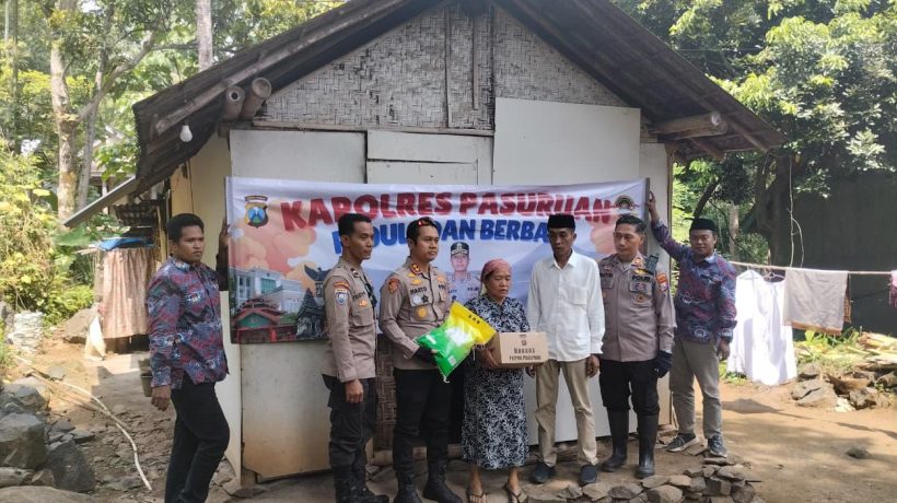 Kapolres Pasuruan Blusukan Salurkan Bantuan Sosial ke Warga Kurang Mampu di Pasrepan