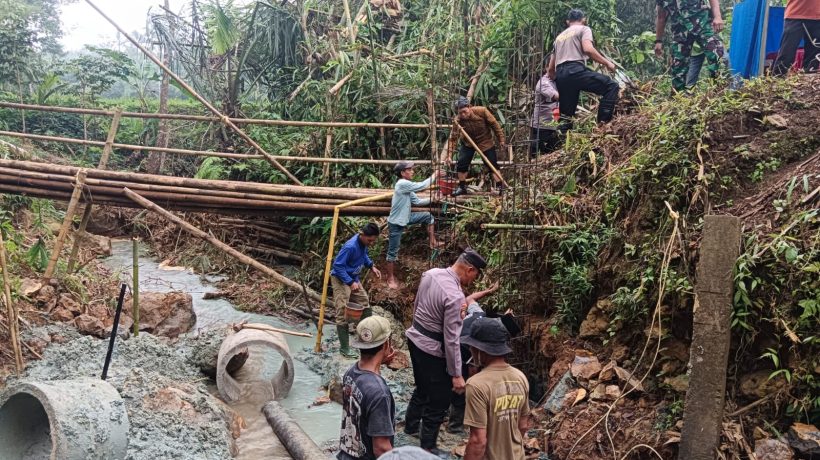 Sinergi untuk Negeri, Polres Trenggalek Bersama Warga Bangun Jembatan Merah Putih Presisi