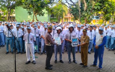 Peringati Hardiknas, Satlantas Polres Pasuruan Gelar Aksi ‘Helm On’ di SMKN 1