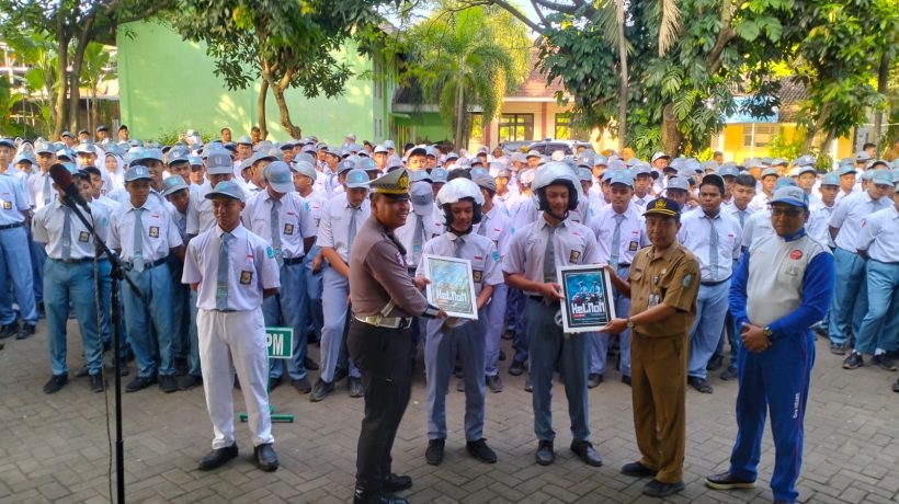 Peringati Hardiknas, Satlantas Polres Pasuruan Gelar Aksi ‘Helm On’ di SMKN 1
