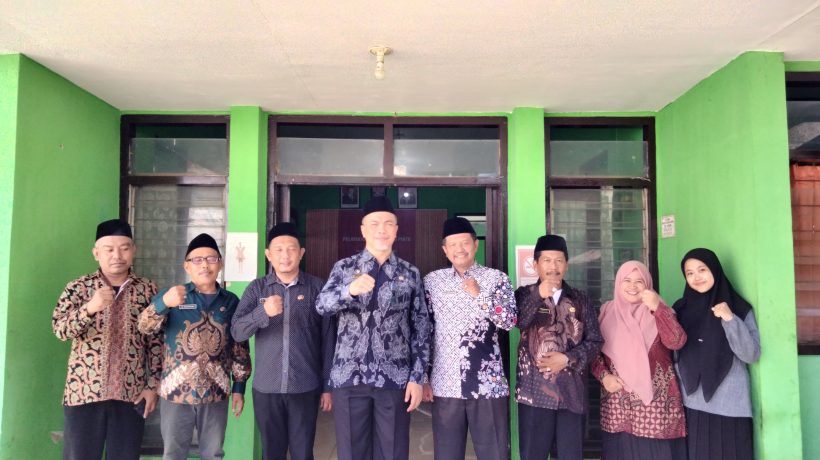 Perkuat Kualitas Layanan, Plt Kepala Kemenag Kab. Pasuruan H. Achmad Shampton Tinjau KUA Pusaka Nguling