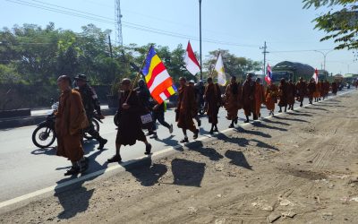 Misi Thudong 2026: Puluhan Biksu Jalan Kaki dari Bali ke Borobudur Tiba di Pasuruan