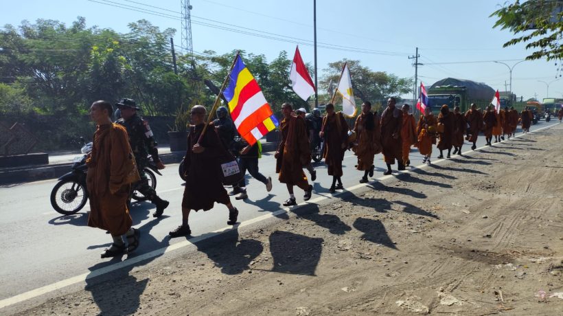 Misi Thudong 2026: Puluhan Biksu Jalan Kaki dari Bali ke Borobudur Tiba di Pasuruan