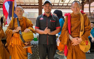 Melintas di Pasuruan, Puluhan Biksu “Indonesia Walk for Peace 2026” Singgah dan Makan Siang di Warung Teko Beji