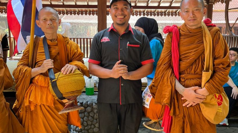 Melintas di Pasuruan, Puluhan Biksu “Indonesia Walk for Peace 2026” Singgah dan Makan Siang di Warung Teko Beji