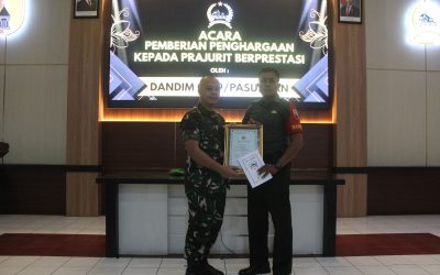 Lumpuhkan Begal Saat Kawal Makanan Bergizi, Serda Johan Prayekno Terima Penghargaan dari Dandim 0819/Pasuruan