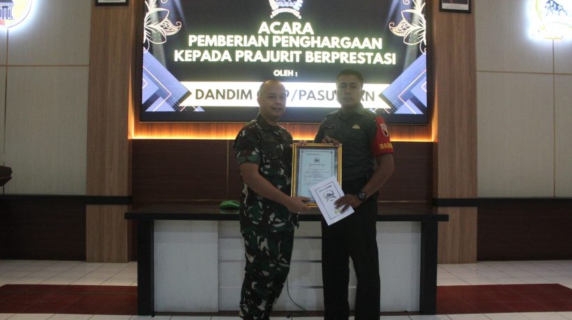 Lumpuhkan Begal Saat Kawal Makanan Bergizi, Serda Johan Prayekno Terima Penghargaan dari Dandim 0819/Pasuruan
