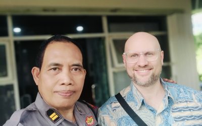 Momen Hangat Polisi Pasuruan Bertemu ‘Mr. Joel’ Jemaat Asal Chicago di Taman Dayu, Heboh Pengen Belajar Bahasa Jawa!