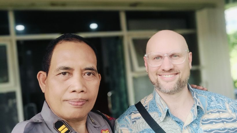 Momen Hangat Polisi Pasuruan Bertemu ‘Mr. Joel’ Jemaat Asal Chicago di Taman Dayu, Heboh Pengen Belajar Bahasa Jawa!