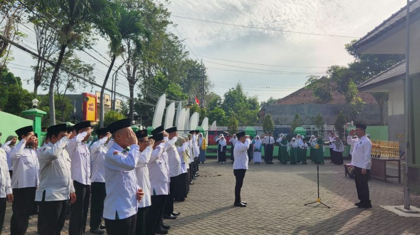 Apel Pagi Kemenag Kab. Pasuruan: Plt Kepala Serahkan Trophy OLIMPABA 2026 dan Tekankan Reformasi Mindset Pelayanan ASN