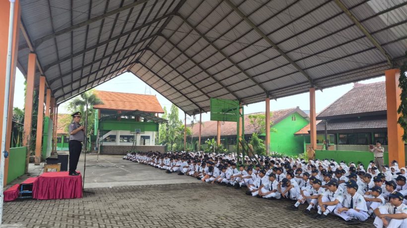 Menanamkan Kesadaran Generasi Muda, Satbinmas Polres Pasuruan Lakukan Pembinaan Humanis di SMPN 1 Gempol