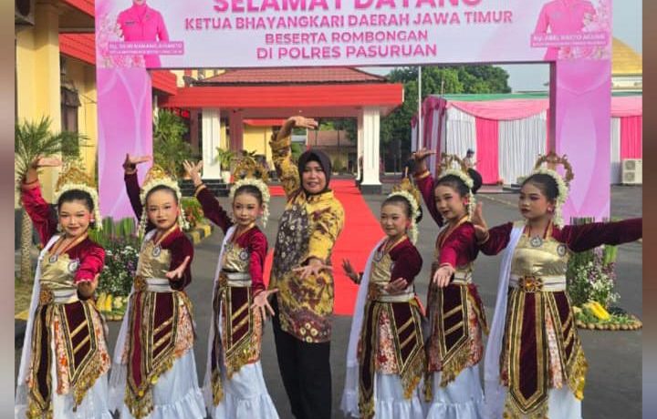 Sambut Rombongan Ketua Bhayangkari Daerah Jatim Dewi Nanang Avianto, Tari Puspita Arum Pukau Hadirin di Mapolres Pasuruan