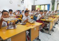Pastikan Kualitas Makanan Bergizi, PIC SPPG Lakukan Uji Organoleptik di SDN Gununggansir 1