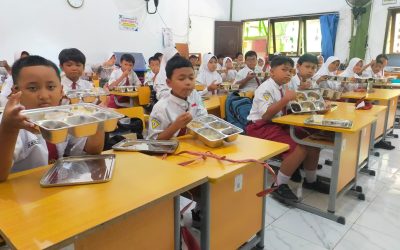 Pastikan Kualitas Makanan Bergizi, PIC SPPG Lakukan Uji Organoleptik di SDN Gununggansir 1