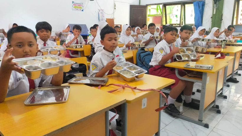 Pastikan Kualitas Makanan Bergizi, PIC SPPG Lakukan Uji Organoleptik di SDN Gununggansir 1