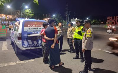 Patroli Dialogis Polres Pelabuhan Tanjungperak Imbau Warga di Pesisir Surabaya Antisipasi Banjir Rob
