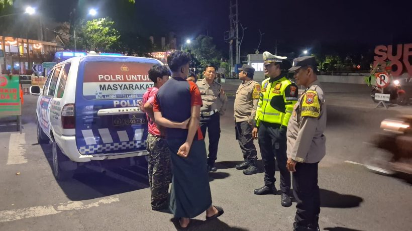 Patroli Dialogis Polres Pelabuhan Tanjungperak Imbau Warga di Pesisir Surabaya Antisipasi Banjir Rob