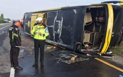 Bus Rombongan dari Magetan Terguling di Tol Jombang-Mojokerto, 9 Penumpang Terluka