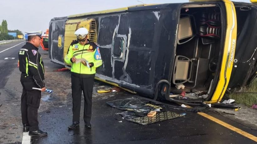 Bus Rombongan dari Magetan Terguling di Tol Jombang-Mojokerto, 9 Penumpang Terluka