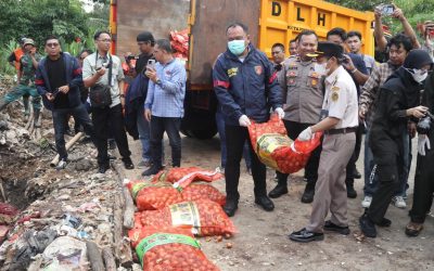 Bareskrim Polri Musnahkan Ribuan Kilogram Bawang Impor Ilegal dari Jalur Tikus Perbatasan Malaysia