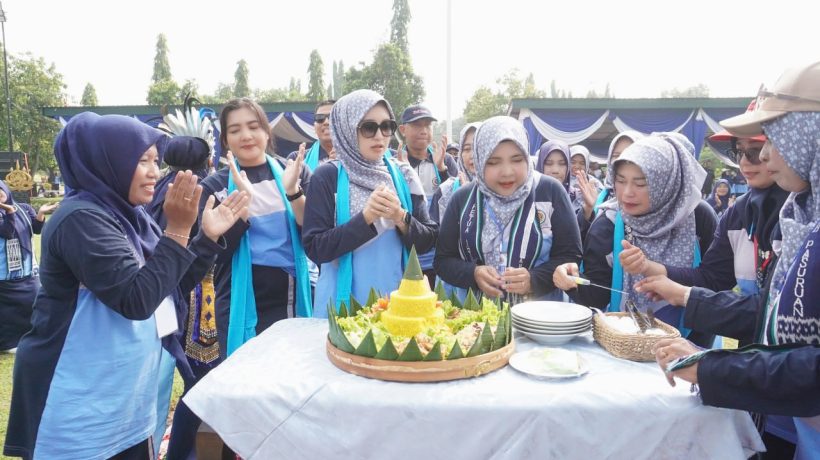 Peringatan HUT ke-76 IGTKI-PGRI di Pasuruan Berlangsung Meriah, Ribuan Guru TK Padati Lapangan YonKav 8 Beji