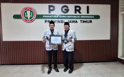 Bukti Komitmen, PGRI Kabupaten Pasuruan Terima Penghargaan dari PGRI Provinsi Jawa Timur