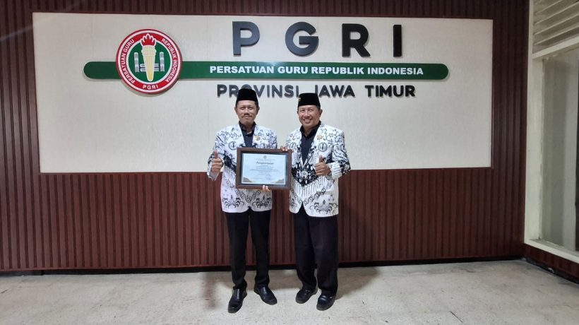 Bukti Komitmen, PGRI Kabupaten Pasuruan Terima Penghargaan dari PGRI Provinsi Jawa Timur