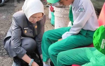 Sisi Humanis Bupati Lumajang Bunda Indah: Dari Sepatu di Laci Mobil hingga Konsistensi Ibadah