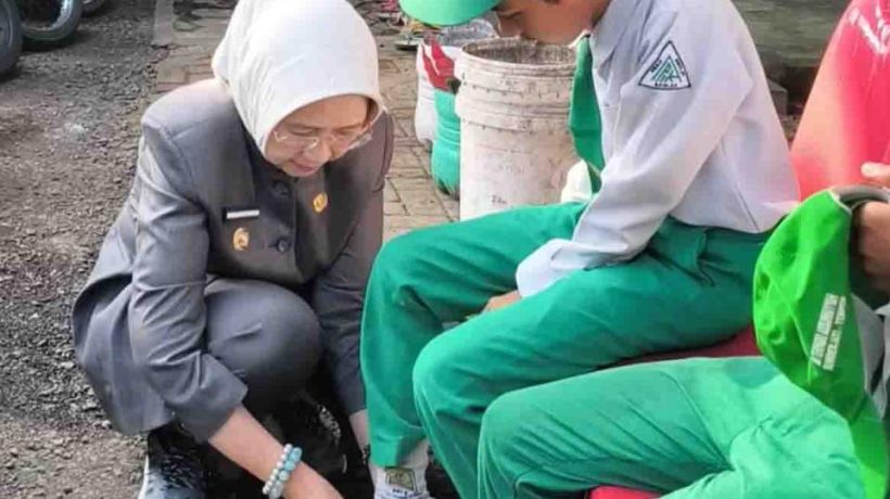 Sisi Humanis Bupati Lumajang Bunda Indah: Dari Sepatu di Laci Mobil hingga Konsistensi Ibadah
