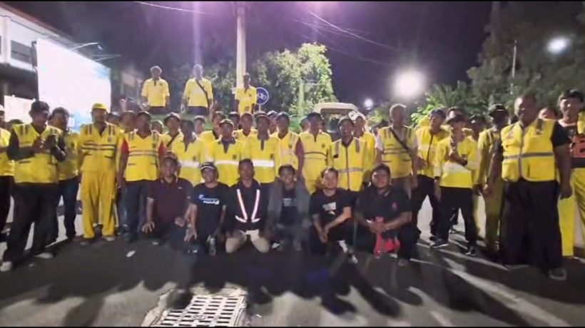 Usai Pawai Lampion Idul Adha, Pasukan Kebersihan DLHP Magetan Sigap Bersihkan Kota