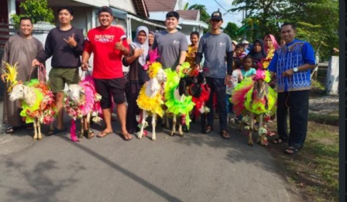 Unik Banget! Di Lumajang, Kambing Kurban Dirias Cantik dan Diarak Keliling Kampung ala Karnaval