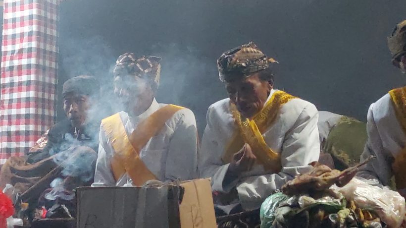 Yadnya Kasada 1948 Saka: Masyarakat Tengger Panjatkan Doa Harmoni di Kawah Bromo