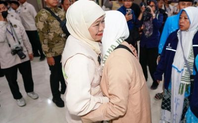 Kloter Pertama Jemaah Haji Tiba di Surabaya, Khofifah Puji Layanan Imigrasi ‘Super Cepat’ Berbasis AI