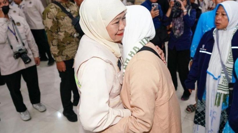 Kloter Pertama Jemaah Haji Tiba di Surabaya, Khofifah Puji Layanan Imigrasi ‘Super Cepat’ Berbasis AI