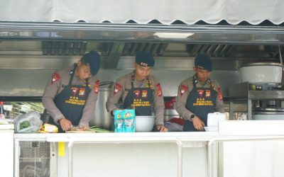Brimob Metro Jaya Kerahkan 2 Unit Kendaraan Dapur Lapangan (Randurlap), Bagikan Bantuan Makanan untuk Korban Kebakaran Pasar Jiung
