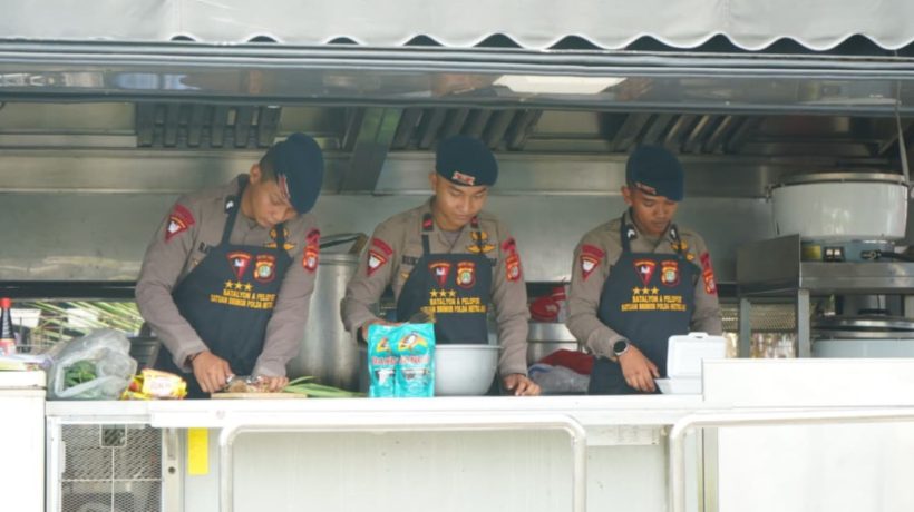 Brimob Metro Jaya Kerahkan 2 Unit Kendaraan Dapur Lapangan (Randurlap), Bagikan Bantuan Makanan untuk Korban Kebakaran Pasar Jiung