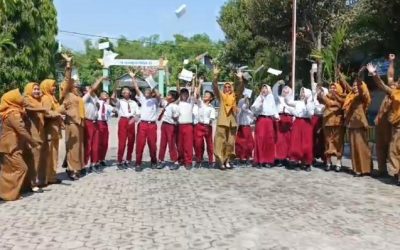 Lulus 100% dengan Rata-Rata Nilai 90,15, Isak Tangis Haru Warnai Kelulusan Siswa Kelas 6 SDN Ngambeg Pucuk