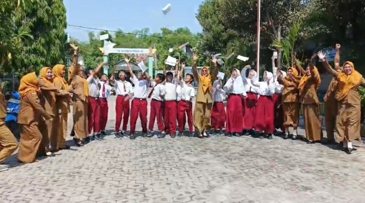 Lulus 100% dengan Rata-Rata Nilai 90,15, Isak Tangis Haru Warnai Kelulusan Siswa Kelas 6 SDN Ngambeg Pucuk